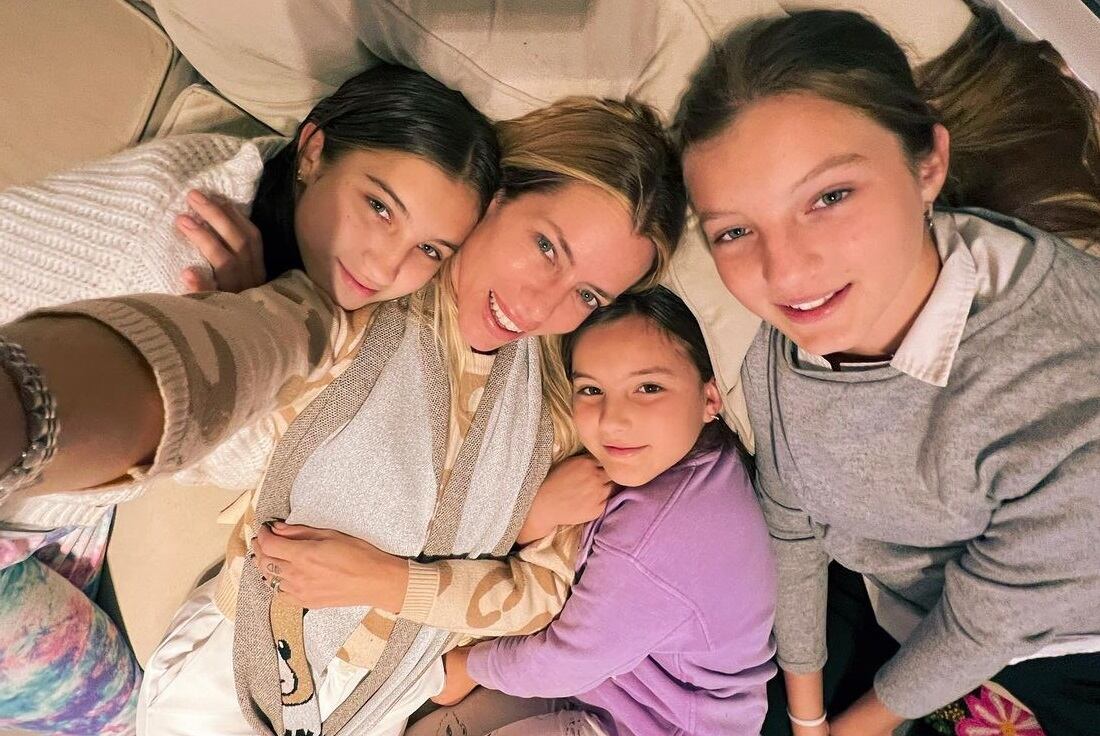 Neumann días atrás junto a las tres hijas que tuvo con Fabián Cubero. (Instagram).