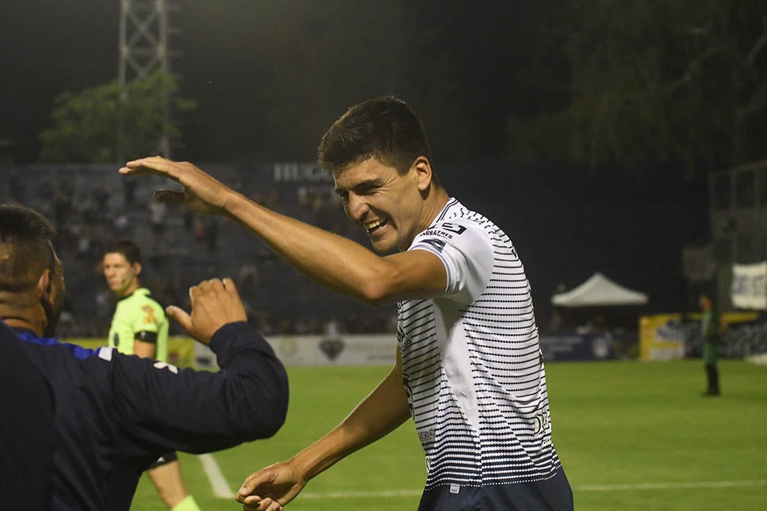 El flaco Quiroga autor del primer gol de Independiente Rivadavia ante Brow de Adrogué. Este partido fue clave para que la Lepra se meta en la lucha por el ascenso. 