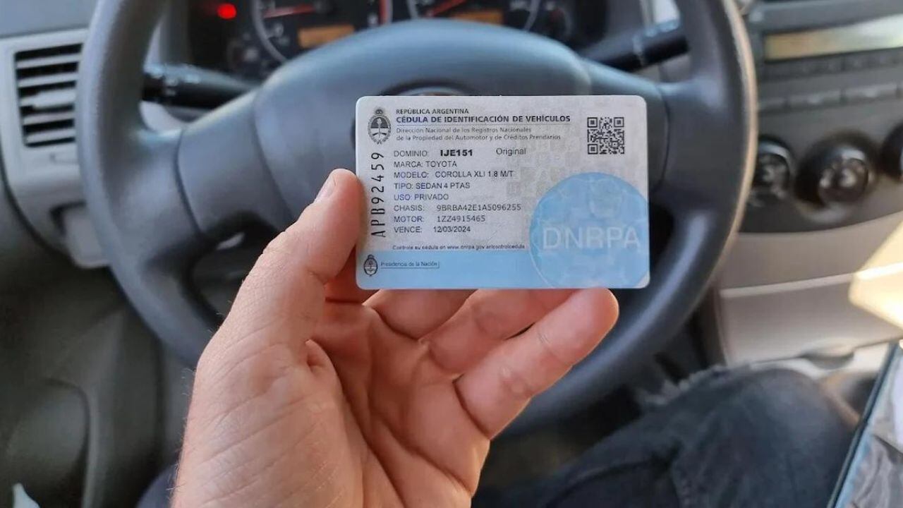 Es oficial: las tarjetas verdes y azul ya no caducan y en Mendoza se puede circular con las versiones digitales. Foto: Archivo Los Andes.