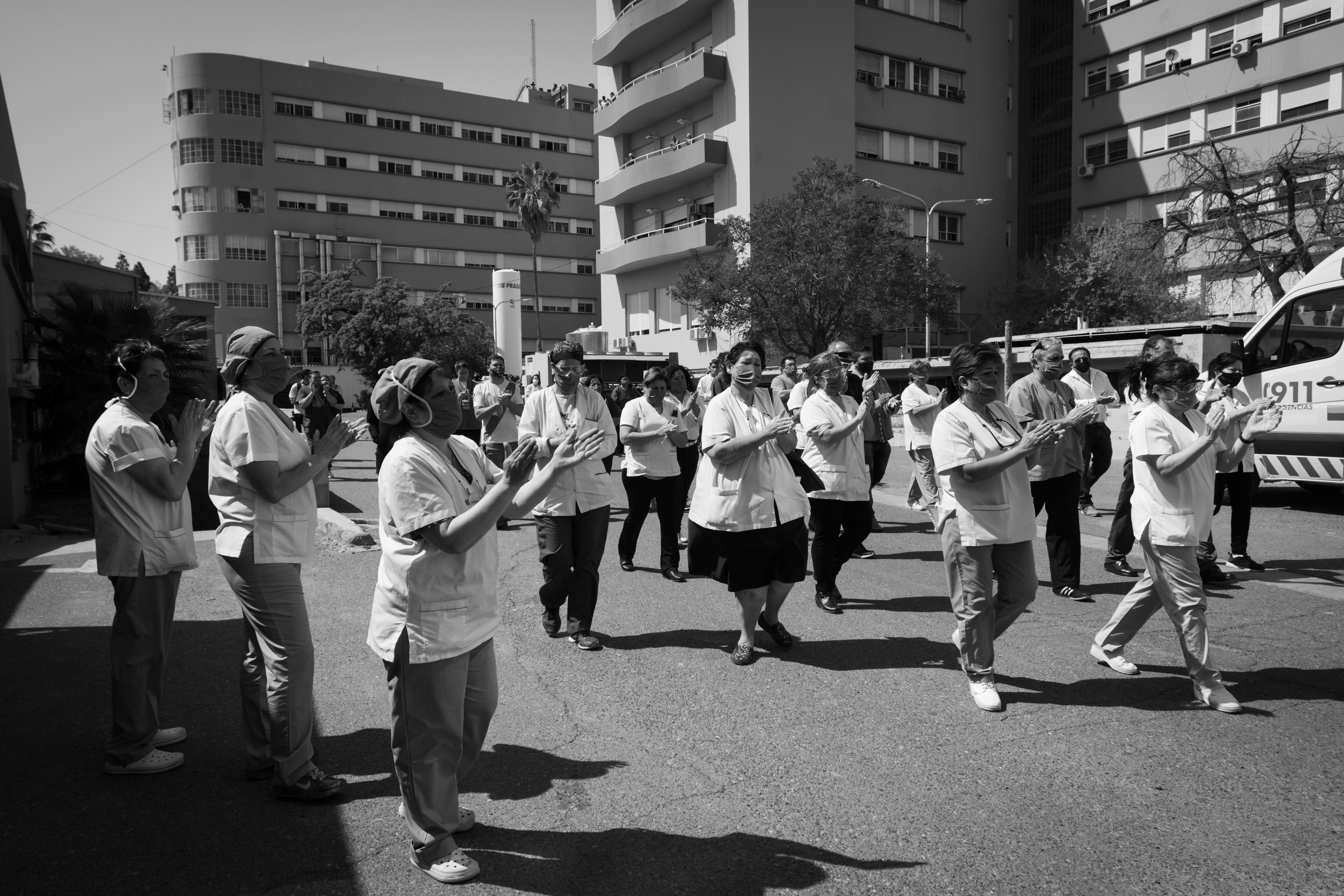 Los trabajadores de Salud despidieron con aplausos a su compañero fallecido por coromavirus. Foto: