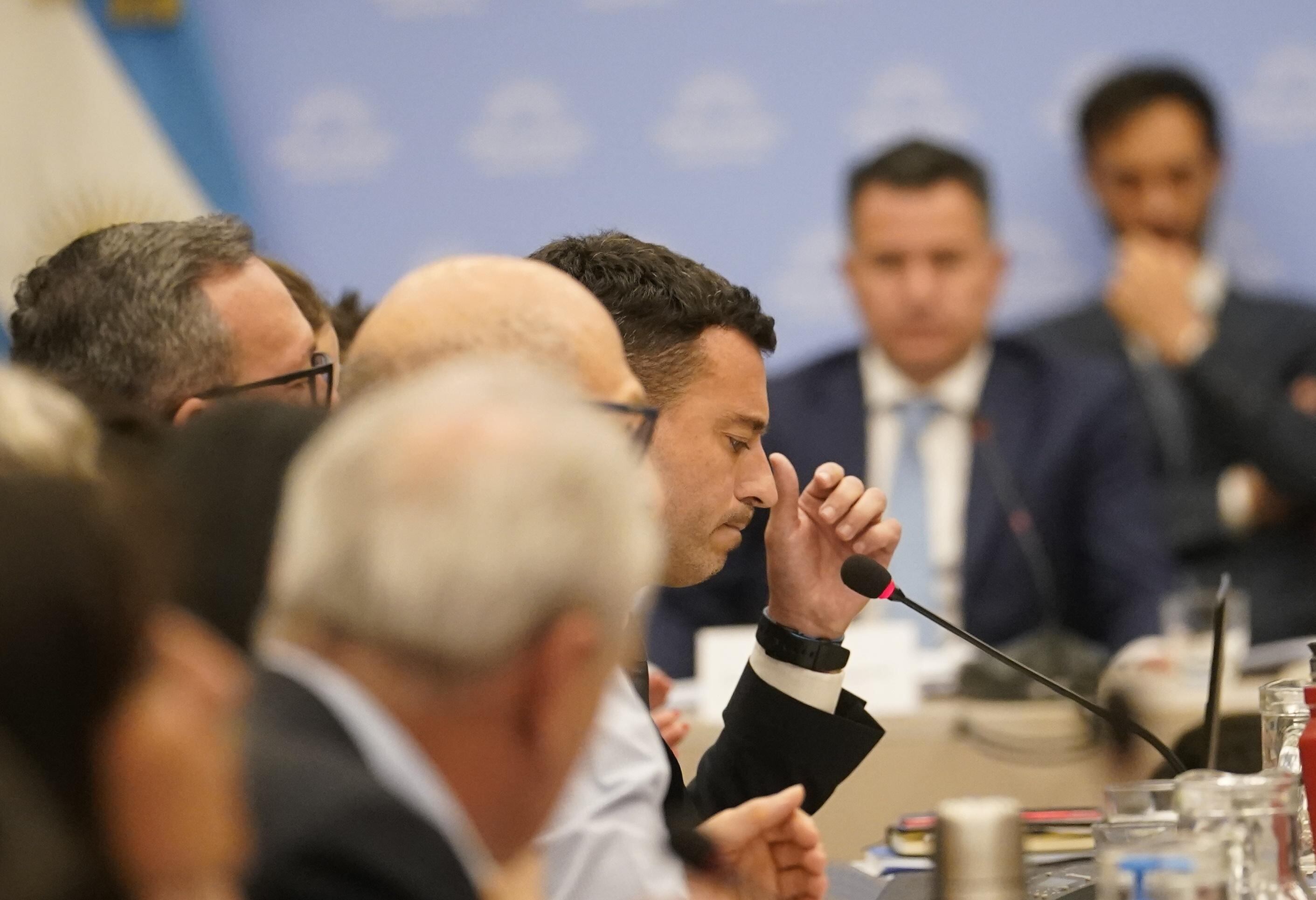 Primera jornada de debate de la "ley ómnibus". El jefe del bloque de diputados radicales, Rodrigo De Loredo, garantizó que colaborarán con la sanción del proyecto, pero expresó el temor de que “esta discusión devenga en un chivo expiatorio”. Foto: Clarín.

