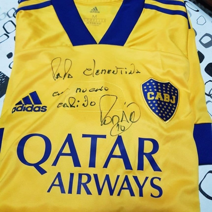 La camiseta que Juan Román Riquelme le regaló a una abuela de 104 años.