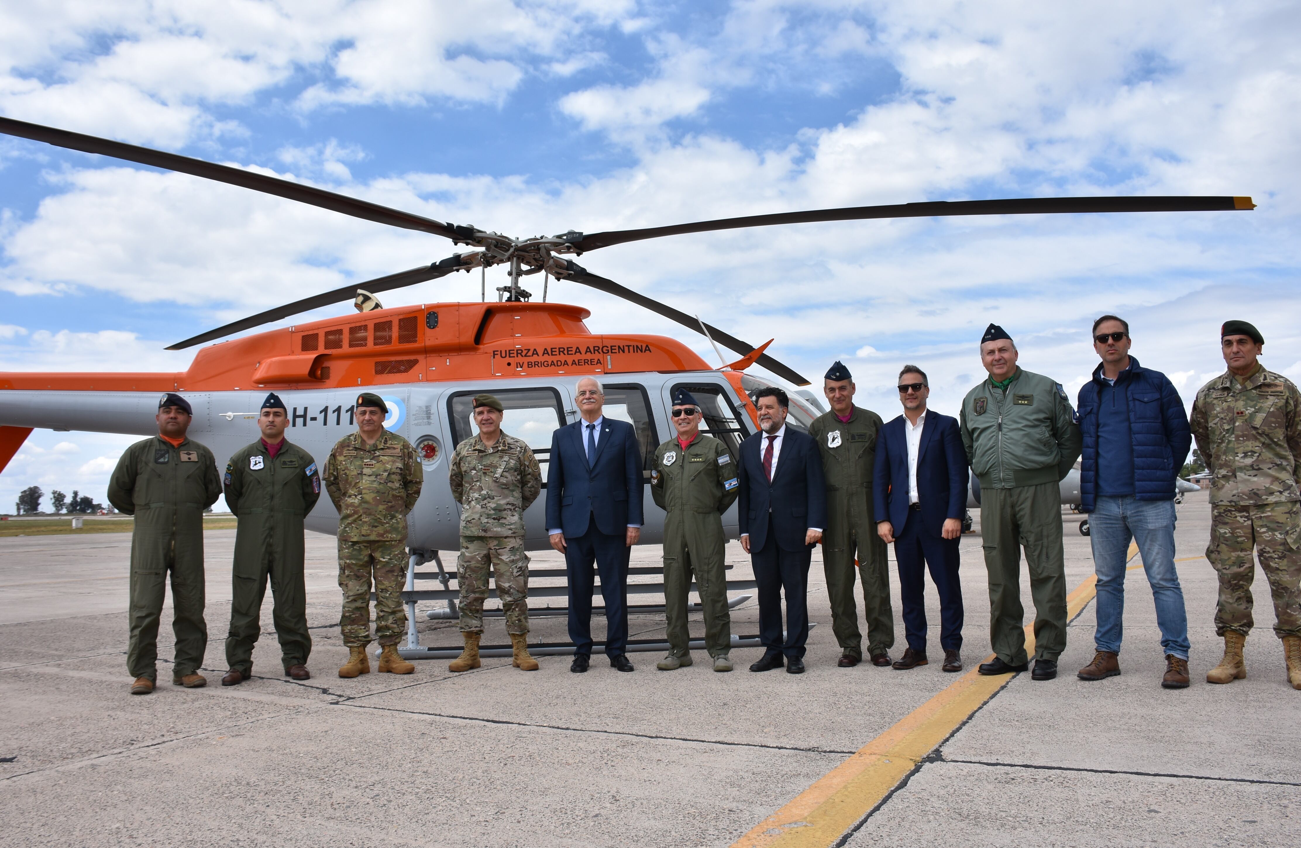 El ministro de Defensa, junto a la plana mayor del Ejército, protagonizaron un acto en la IV Brigada Aérea.