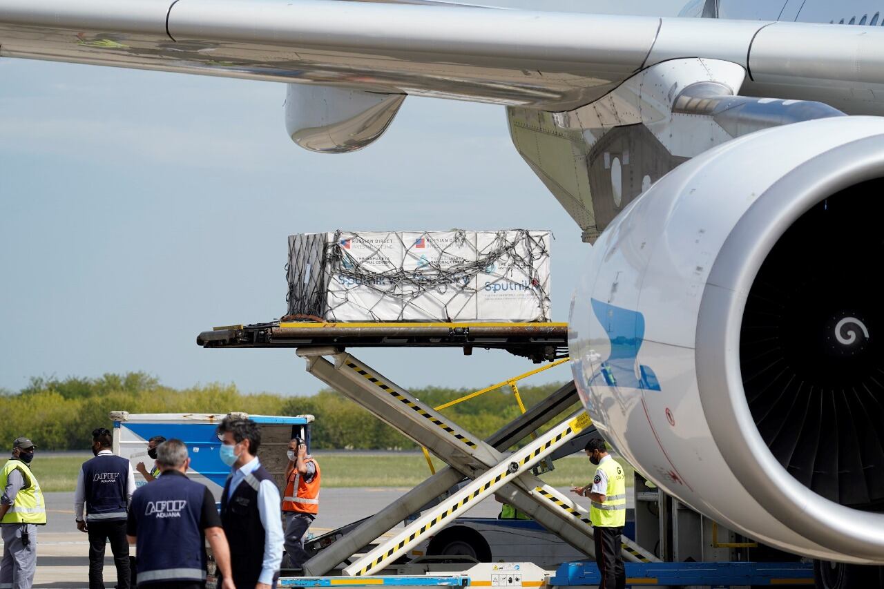 En total, Argentina trasladó al territorio nacional 3.374.000 dosis de vacunas desde Rusia y China en vuelos de su aerolínea de bandera. Foto: Gentileza / Clarín