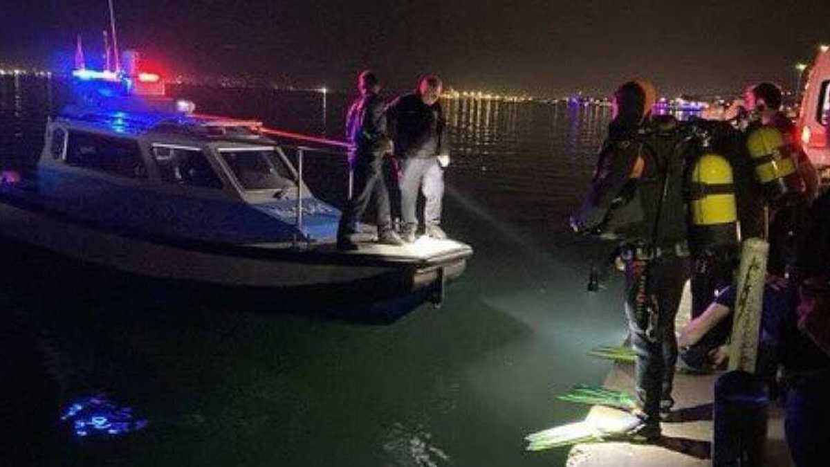 Los jóvenes burlaron la cadena de seguridad que había en un muelle y procedieron a imitar la pose de los personajes de la película. Foto: Web / Los Andes