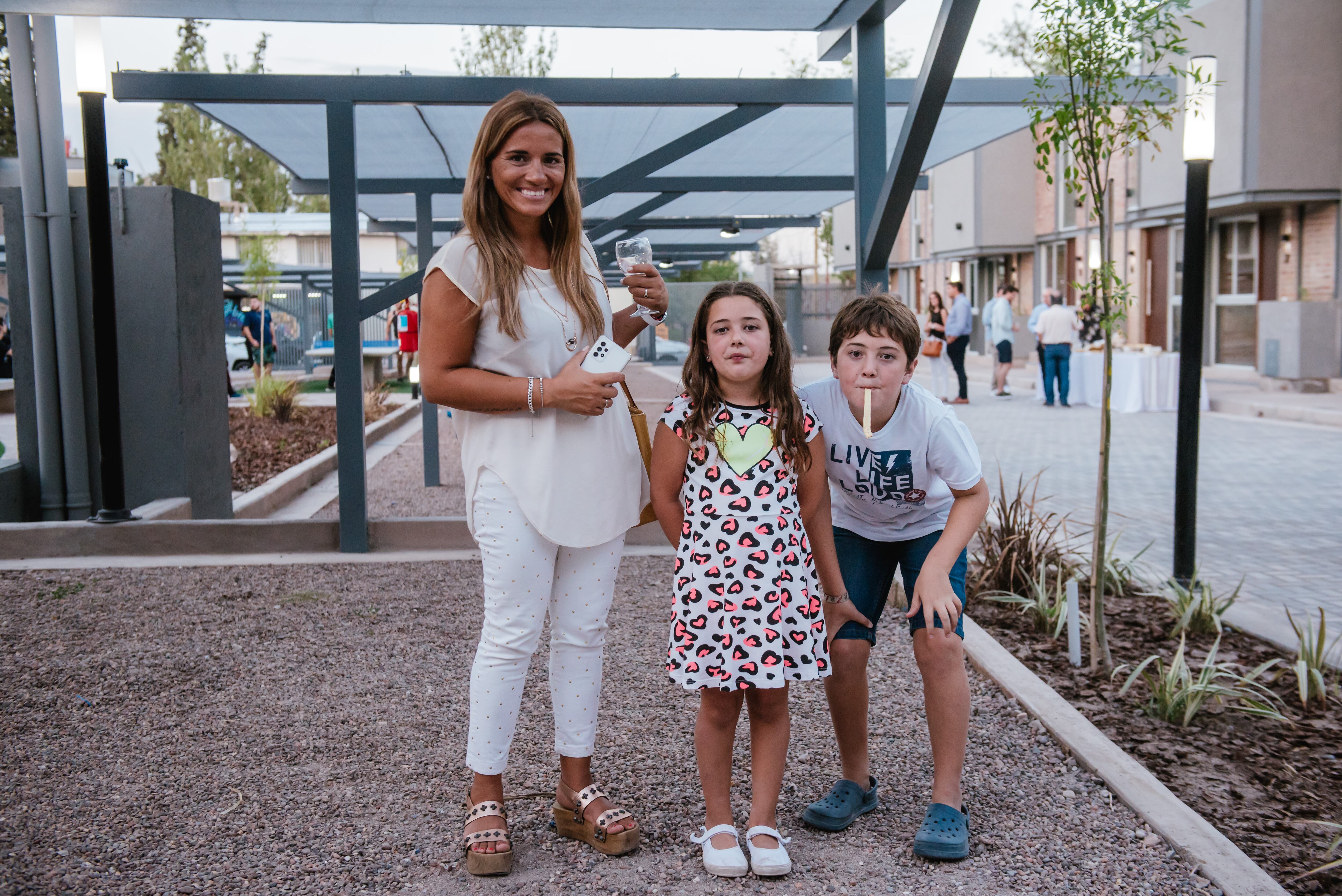 Vanina Leiva junto a Valentina y Nicolás.