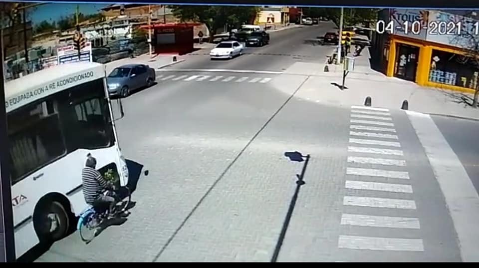 Un ciclista casi termina debajo de un colectivo en San Carlos. Foto DC San Carlos