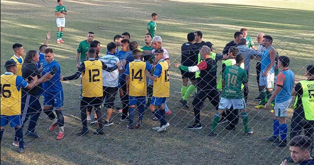 Agresión de un jugador del CEC a otro de Guaymallén en un partido de la Liga Mendocina de Fútbol disputado el domingo.