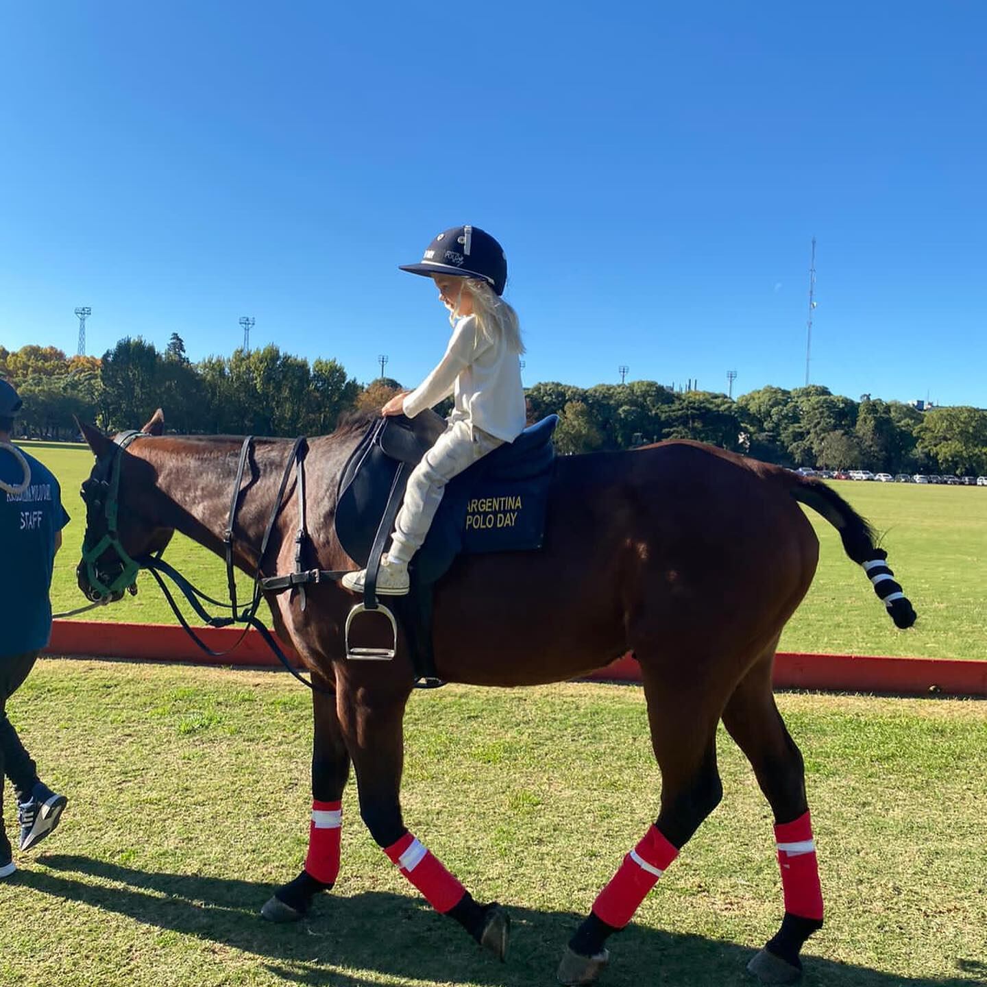 Matilda, la hija de Luciana Salazar, debutó en su primera práctica de polo