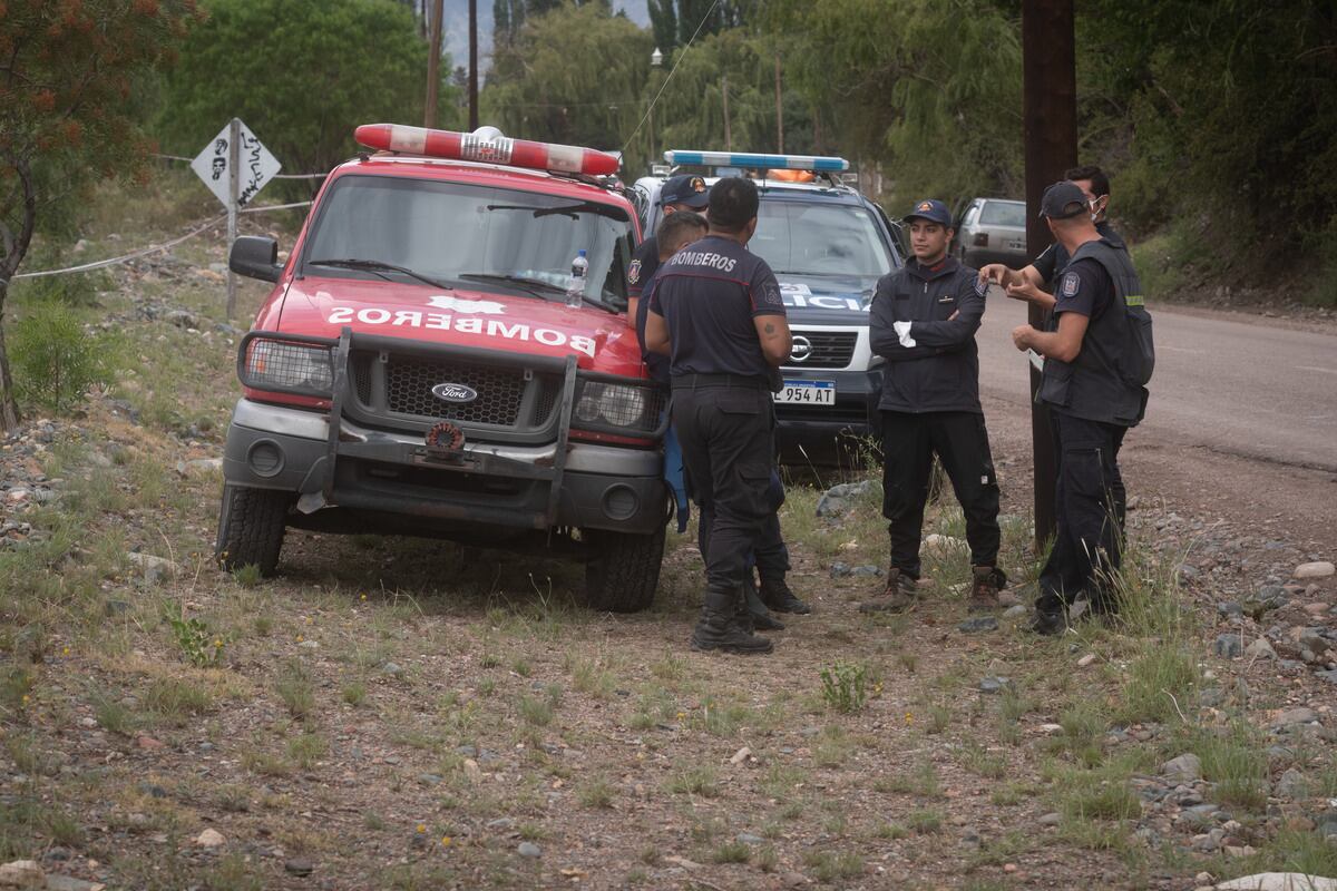 Tragedia en Potrerillos
Tres personas fallecieron y otras dos permanecen internadas en grave estado luego de que una crecida en el Río Blanco (Potrerillos) arrastrara el auto en que viajaban cuando intentaban cruzar un puente en medio de una tormenta. Un grupo de vecinos de la parte alta de Potrerillos salió a cortar la ruta en reclamo de que se construya un puente en altura y se hagan otras obras.

Foto: Ignacio Blanco / Los Andes 