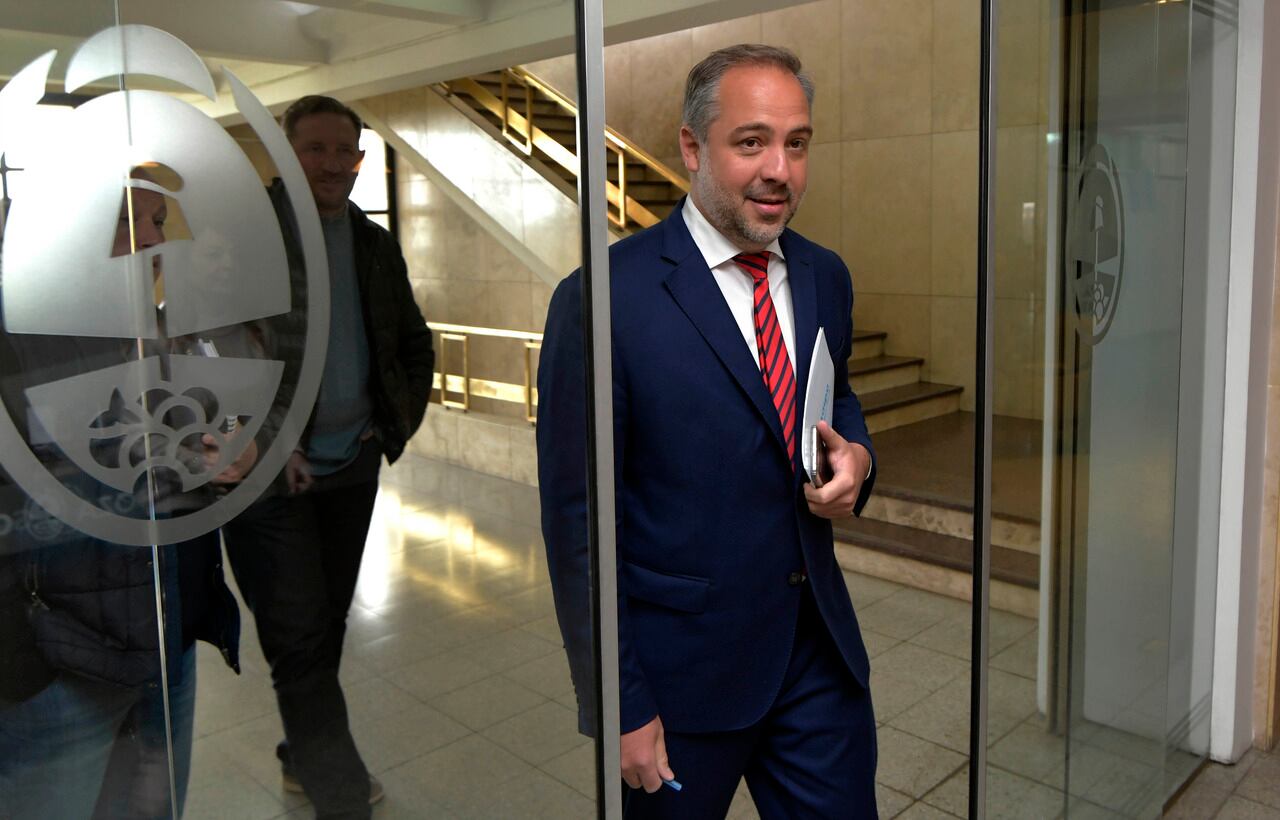 Matías Stevanato , intendente de Maipú, llegaba a Casa de Gobierno, para ver la presentación del plan hídrico de Rodolfo Suárez.
Foto: Orlando Pelichotti / Los Andes