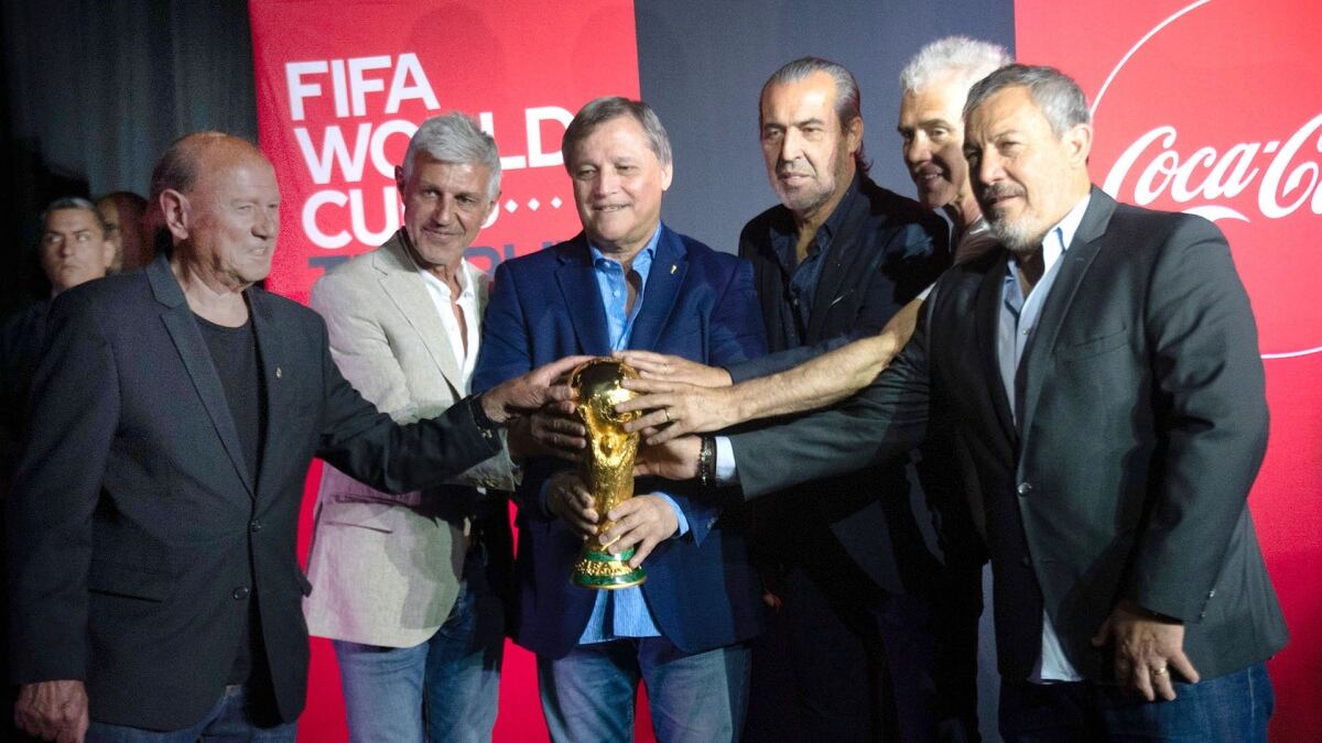 Alberto Tarantini, Omar Larrosa y Daniel Bertoni, Ricardo Giusti, Sergio Batista y Carlos Tapia, los campeones que alzaron el trofeo