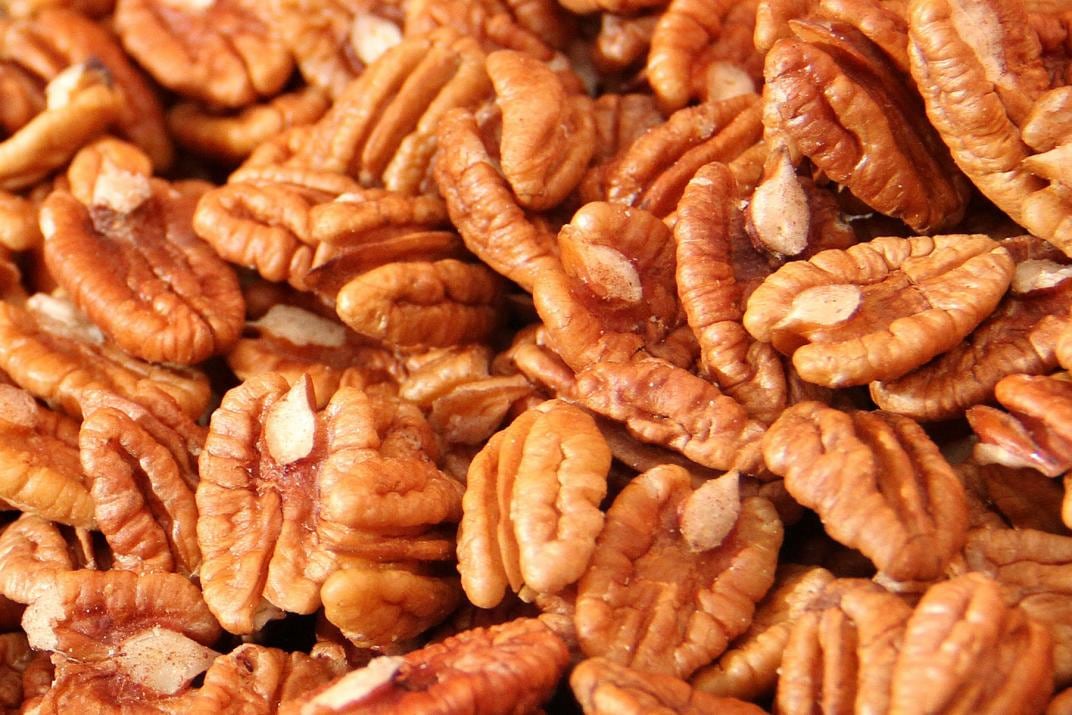 Los efectos antiinflamatorios y antioxidantes de los ácidos grasos omega-3 en las nueces son muy prometedores para mejorar el pensamiento y la memoria.