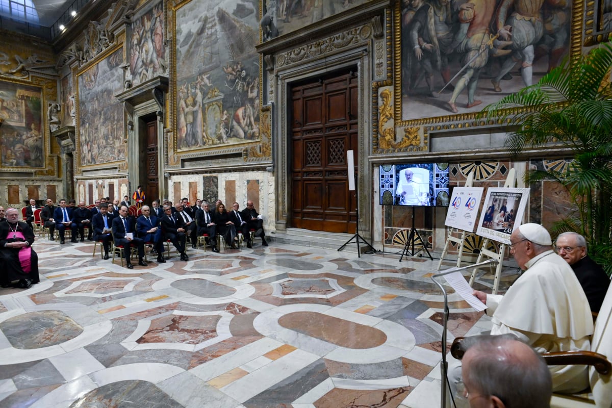 El papa Francisco presidió este lunes una ceremonia por el 40 aniversario del Tratado de Paz y Amistad entre Argentina y Chile por la disputa del canal de Beagle, donde deseó que el Tratado, que puso fin, gracias a la mediación vaticana, a un conflicto territorial hace 40 años, sea "un modelo a imitar" ante los actuales conflictos. EFE