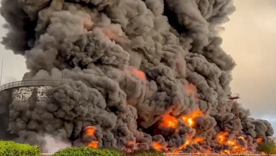 Ataque con drones provoca gran incendio en un depósito de petróleo ruso en la anexada Crimea