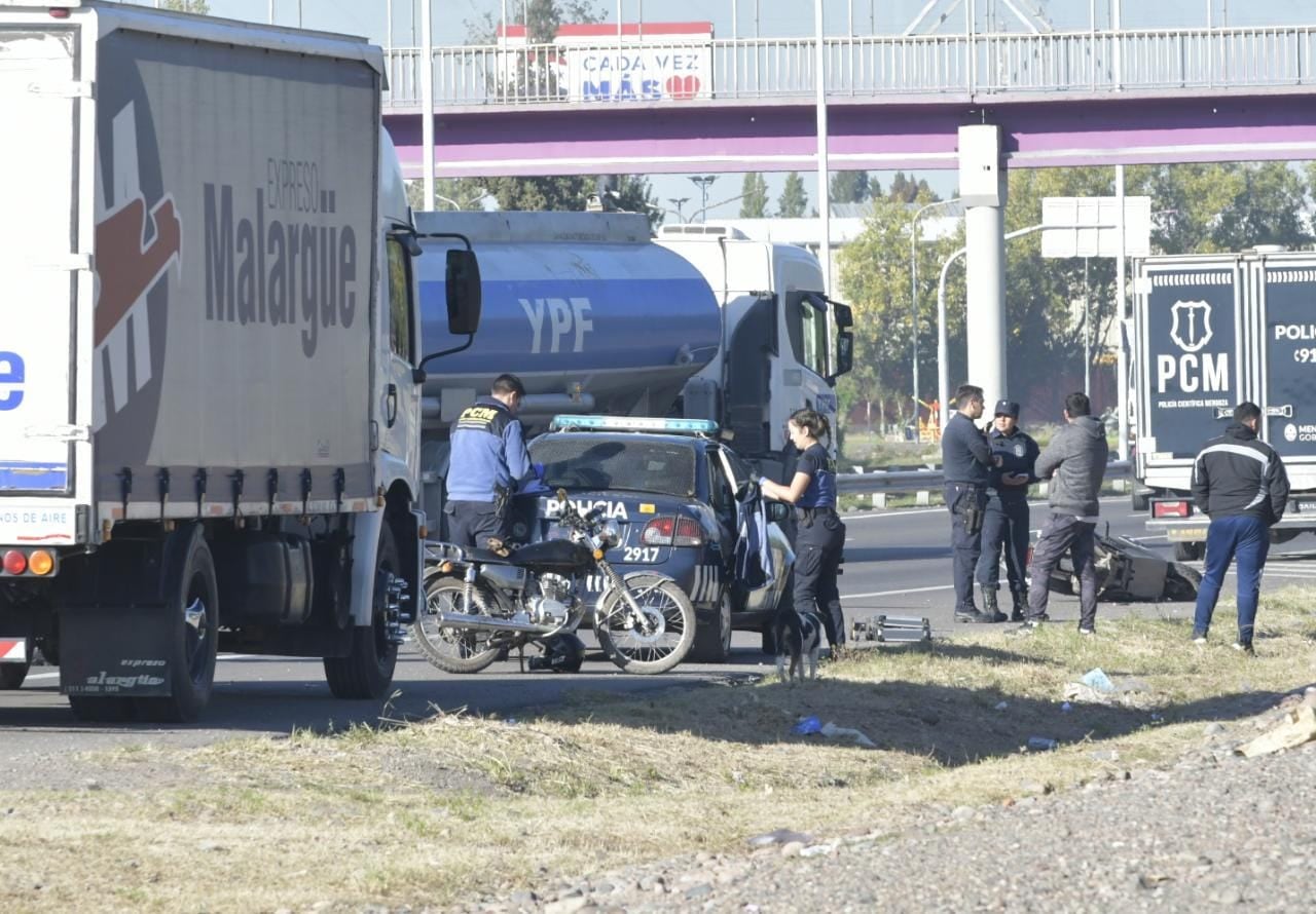 El accidente ocurrió en Acceso Sur y Rawson. Foto: Orlando Pelichotti