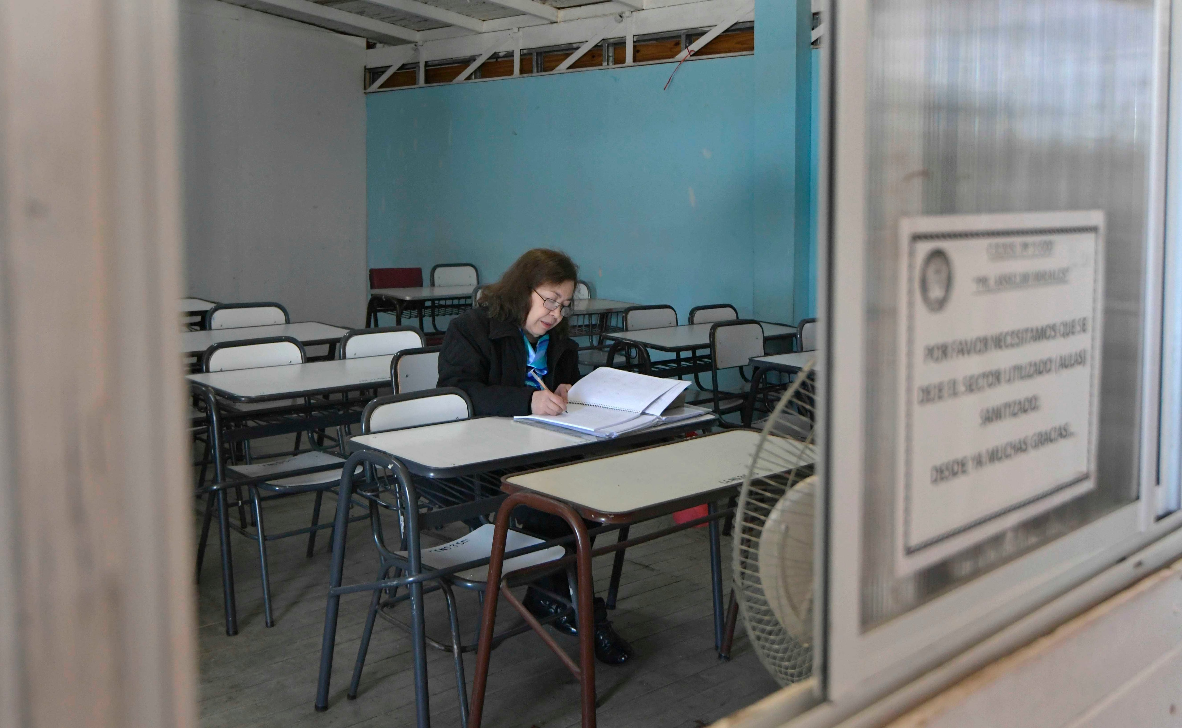 Cristina Giménez estudia en la secundaria con 72 años
Cristina, cursa la mitad de sus estudios secundarios en el CENS 3 - 500 Pro. Anselmo Morales , del departamento de Maipú. Es abuela y trabajó de costurera hasta hace poco tiempo.

Foto: Orlando Pelichotti / Los Andes