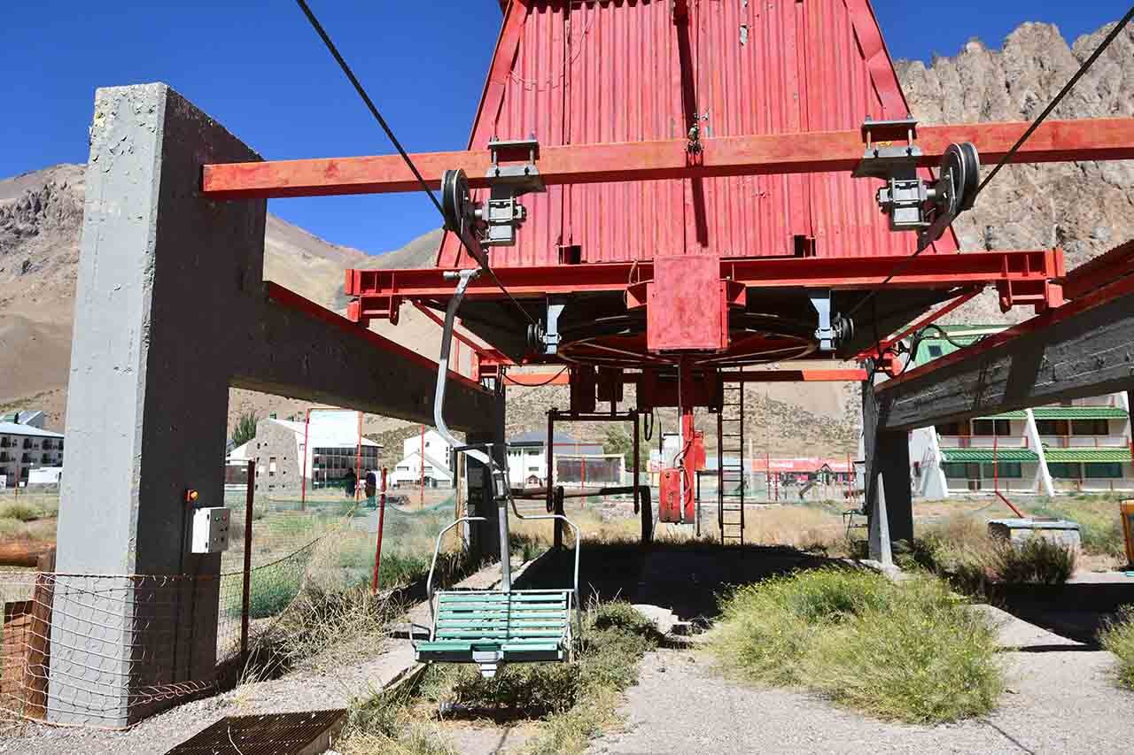 Centro de esquí  Penitentes, distante a 160 kilómetros de la ciudad de Mendoza, está situado en plena cordillera sobre la ruta internacional a Chile.
