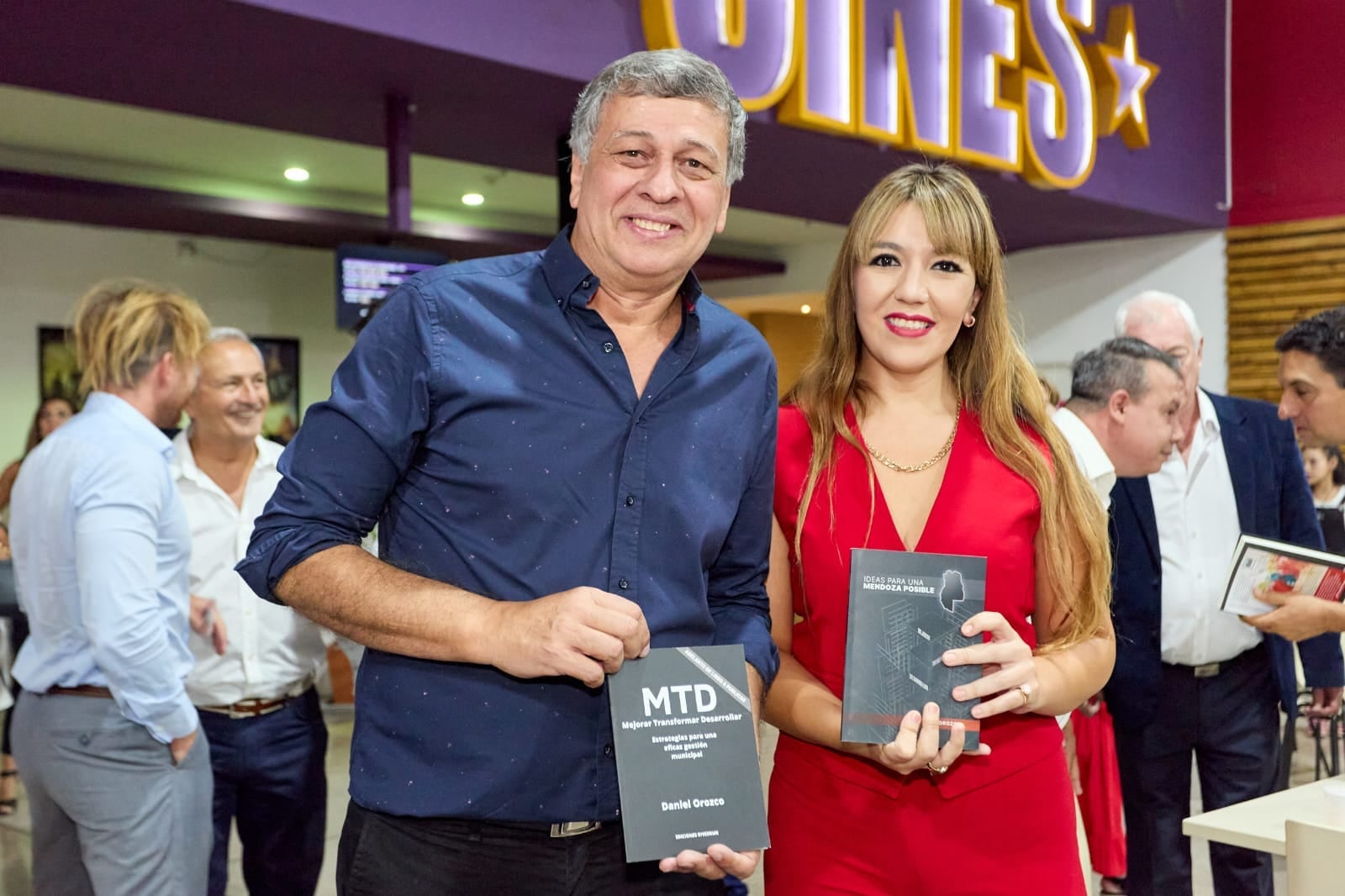 La secretaria de Gobierno de Las Heras, Janina Ortíz, junto al intendente Orozco.