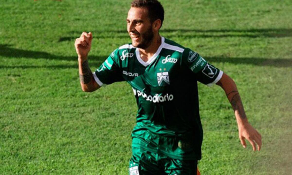 Renzo Tesuri,  volante ofensivo ex Ferro Carril Oeste, se convirtió hace un par de semanas en la primera incorporación tombina.