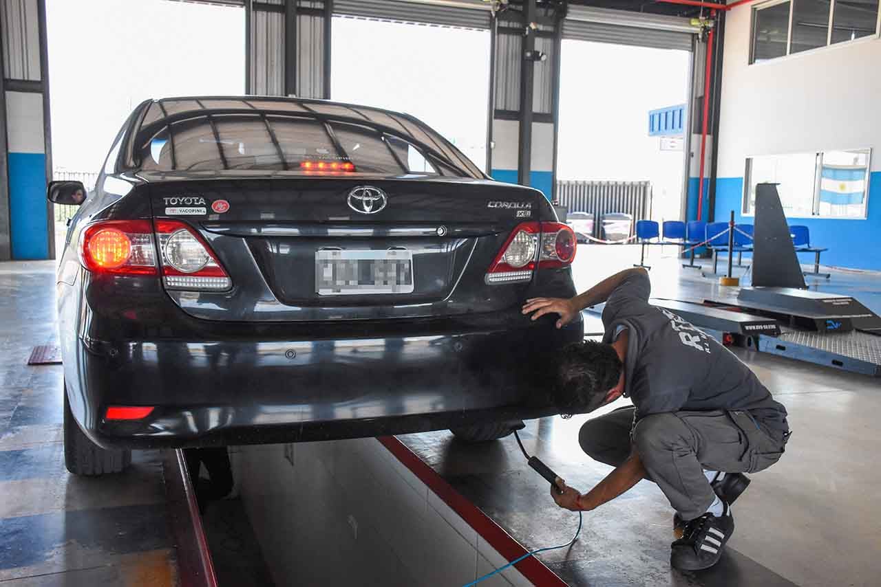 Piden que se extienda el plazo de la RTO. 
Técnico realizan el testeo a los vehículos y motos.