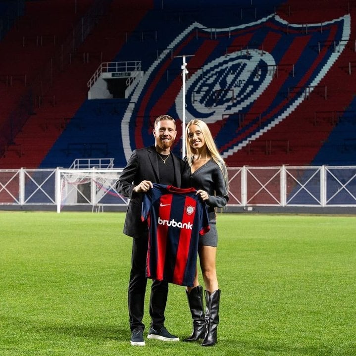 Iker Muniain pisó el Nuevo Gasómetro como jugador de San Lorenzo con la compañía de su pareja, Ana Montoya