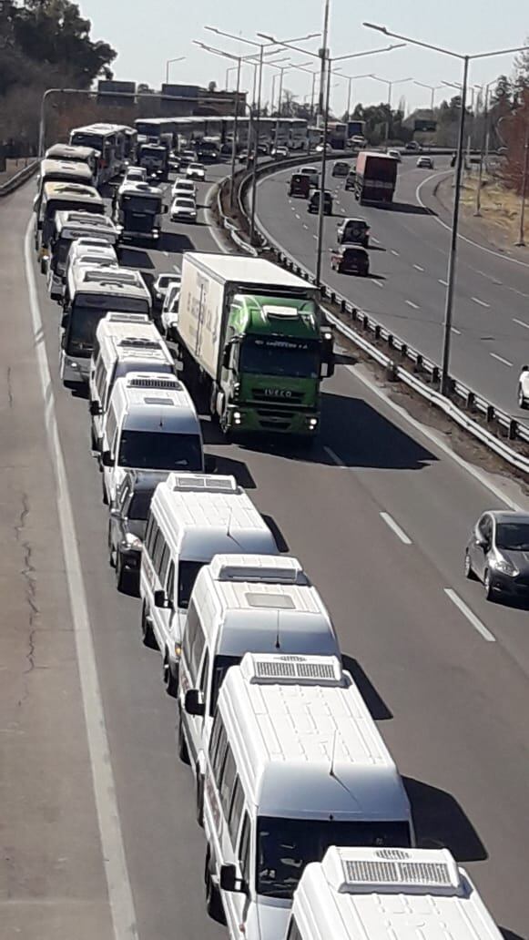 Los trabajadores participaron de una caravana por las calles de Mendoza. Foto:  Gentileza