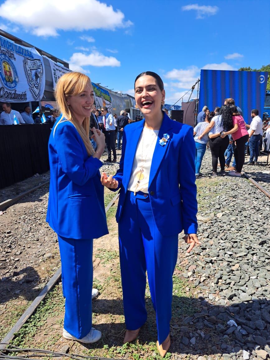 Anabel Fernández Sagasti y Flor Destéfanis coincidieron en el look en un acto en Palmira.