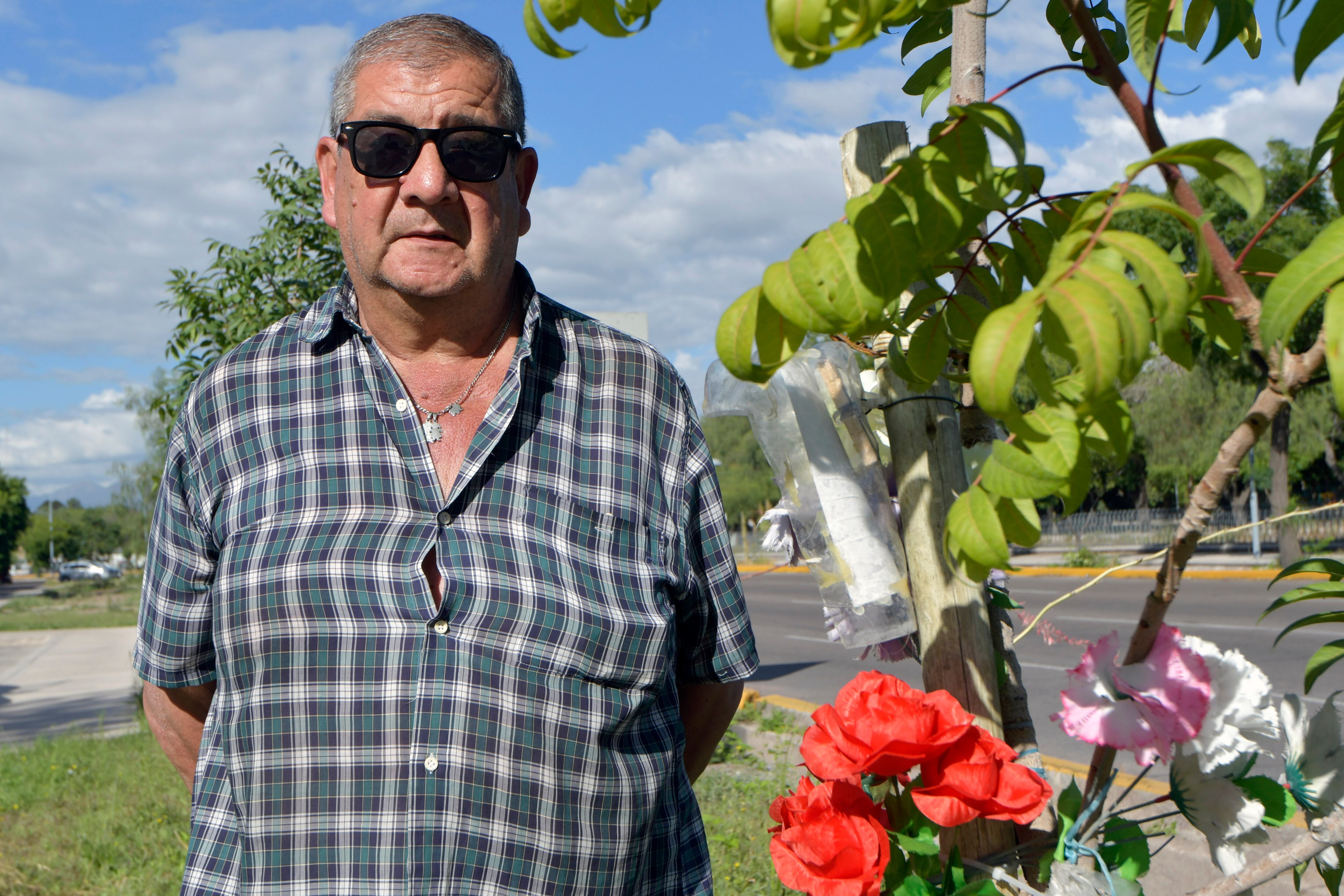  Carlos Pagliaricci abuelo de  Agustín y Abril Kruk en el sector de los árboles que los recuerdan y en donde fueron esparcidas las cenizas. 
 Foto Orlando Pelichotti / Los Andes 