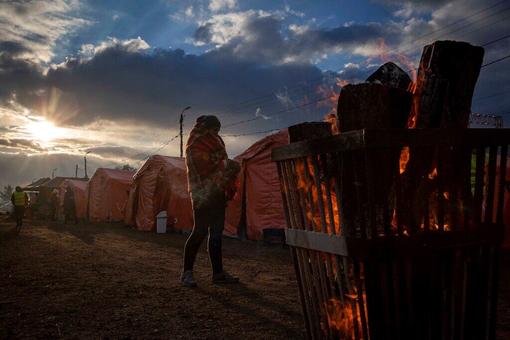 Varios refugiados ucranianos esperan en un campamento improvisado para abordar un tren con destino Cracovia, en el paso fronterizo de Medyka, Polonia. Foto: AP / Visar Kryeziu