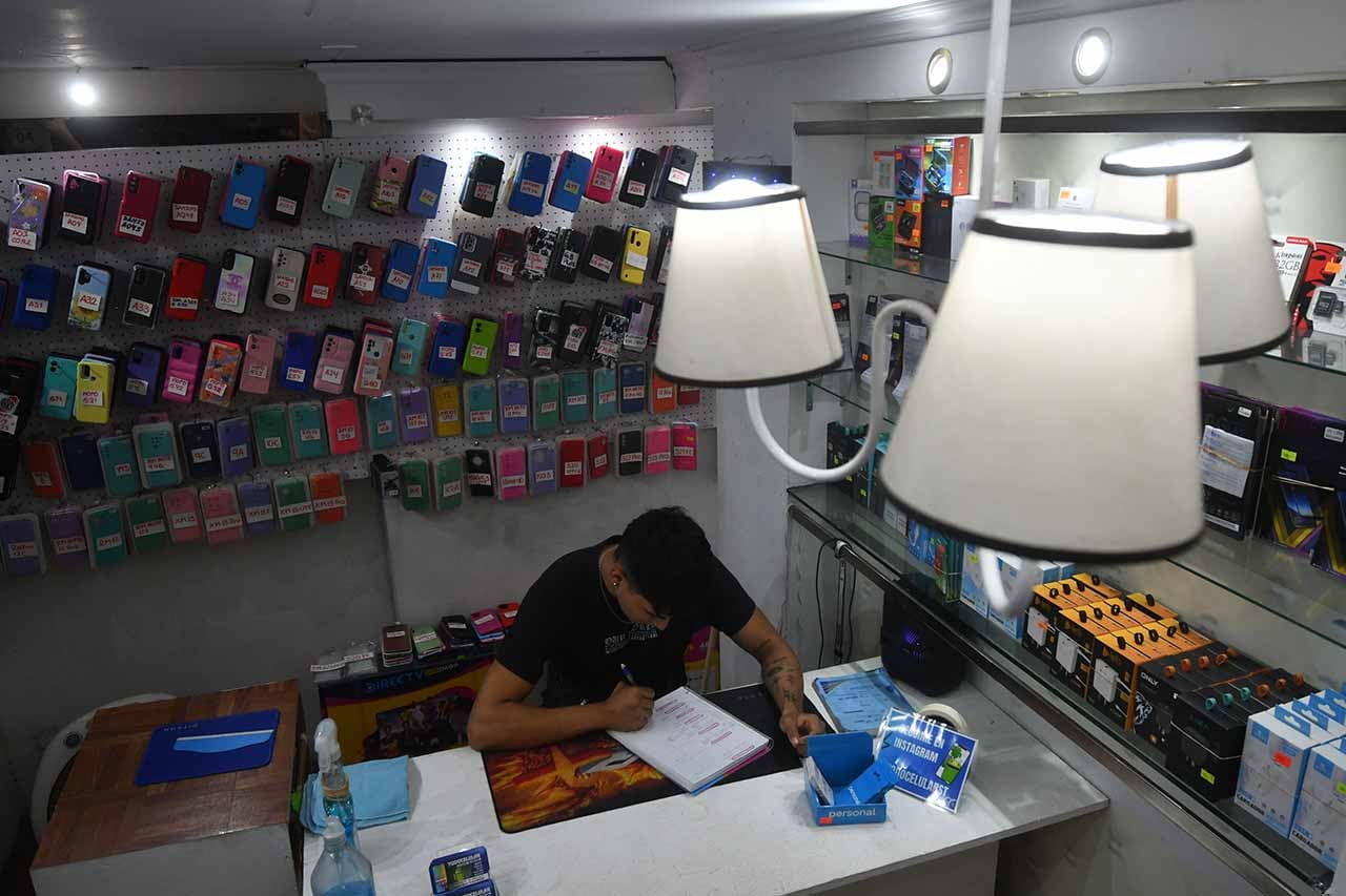 Esto cobrarán en mayo los Empleados de Comercio según cada categoría.
Lucas en un comercio de electrónica y venta de insumos de celulares
Foto: José Gutierrez