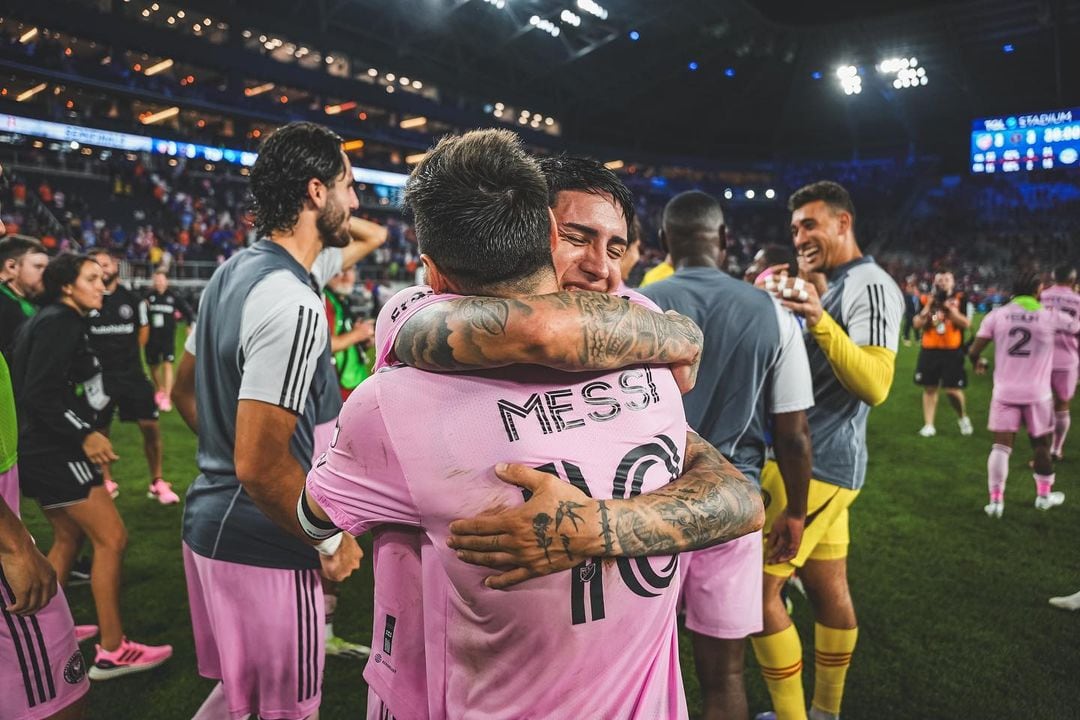 Facundo Farías y su abrazo con Messi. (Instagram Facundo Farías).