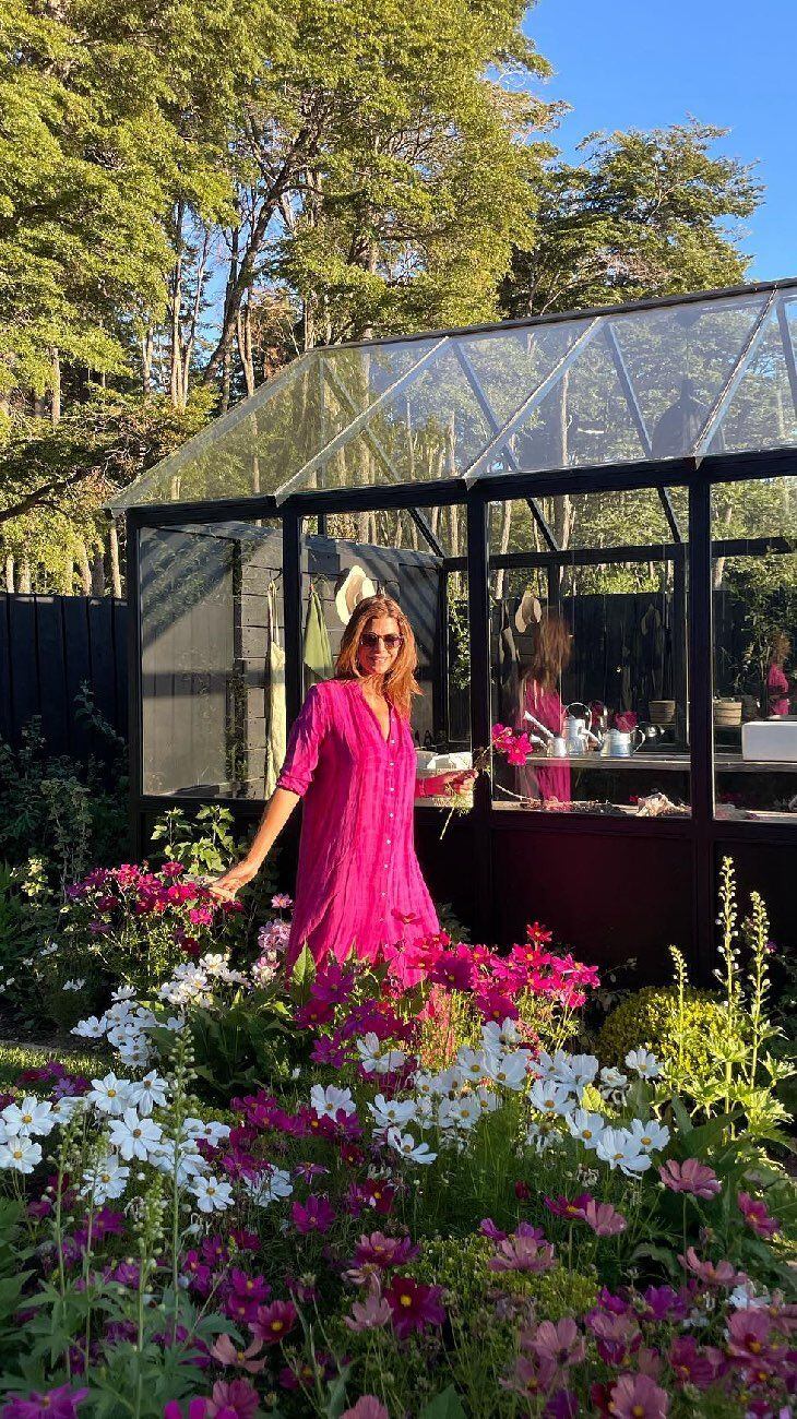 Juliana Awada posó con un outfit llamativo haciendo sus trabajos de jardinería