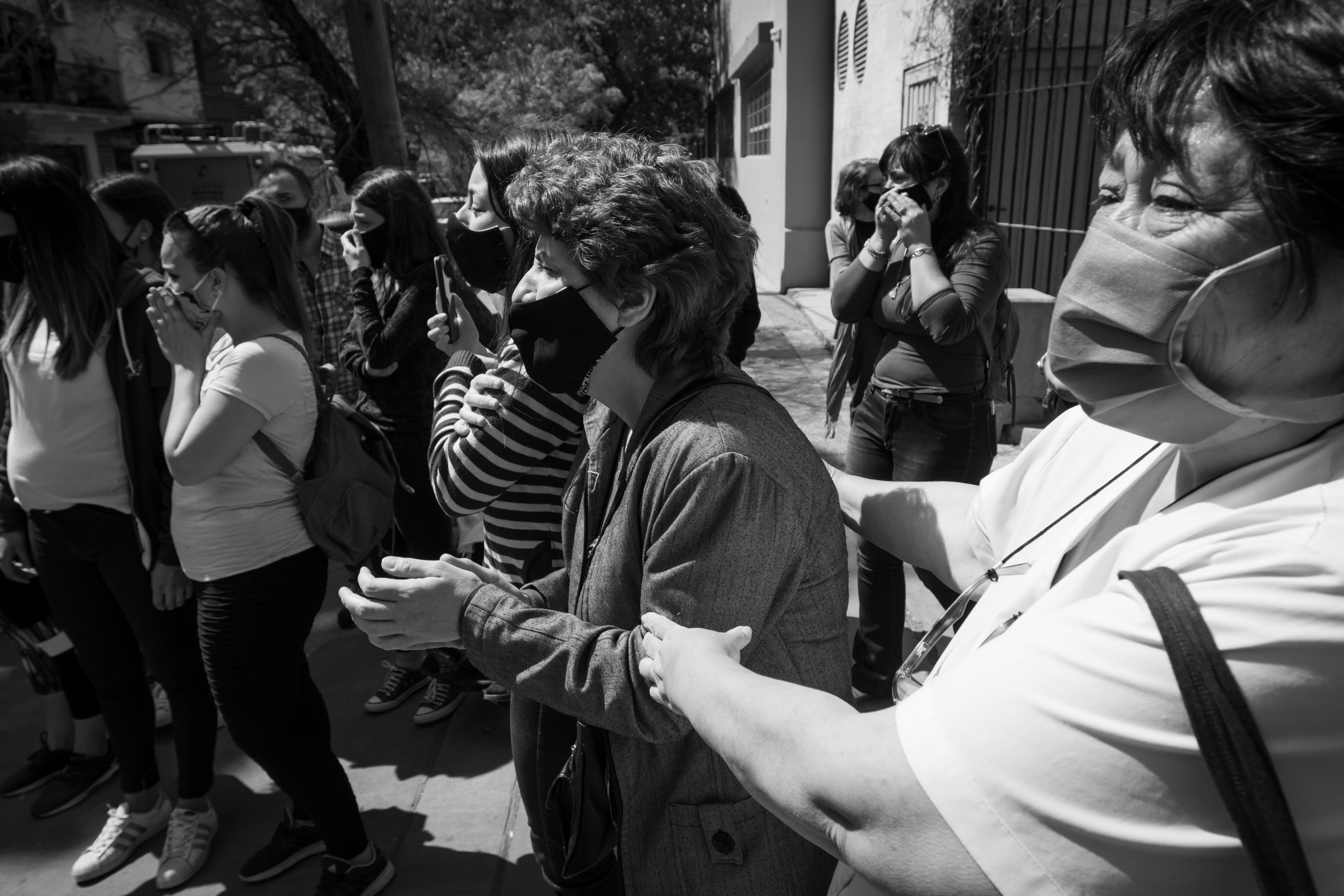 Compañeras de Walter consuelan a su esposa. Foto: