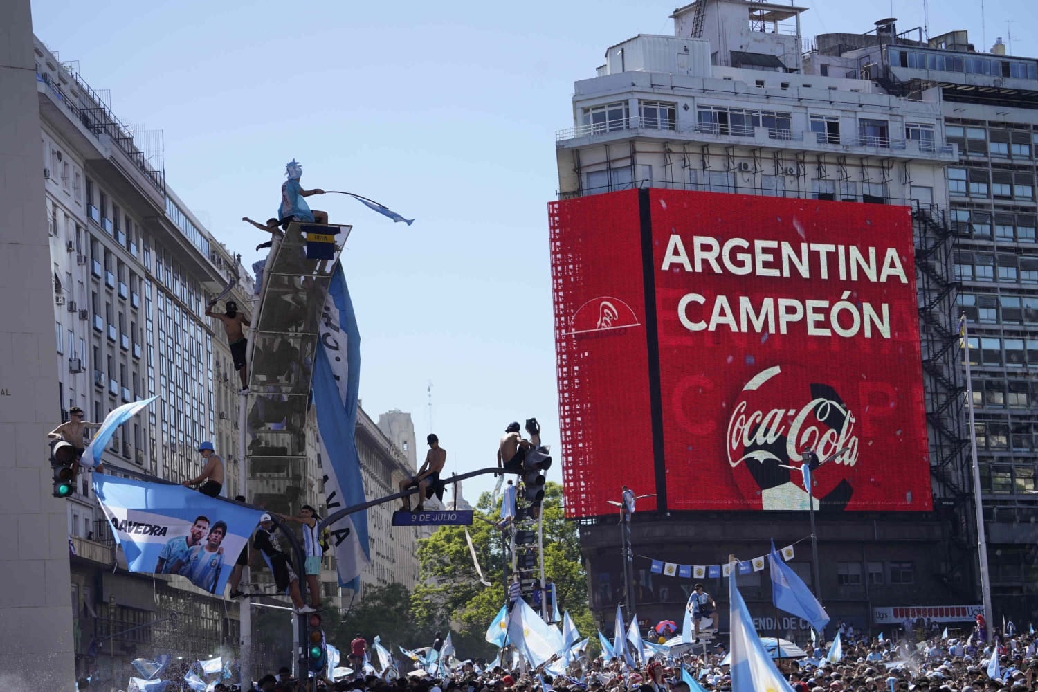 ARGENTINA CAMPEÓN GENTE SE JUNTA PARA VER LA CARAVANA EN EL OBELISCO PLAZA DE MAYO Y EZEIZA AFA
FOTO CLARÍN