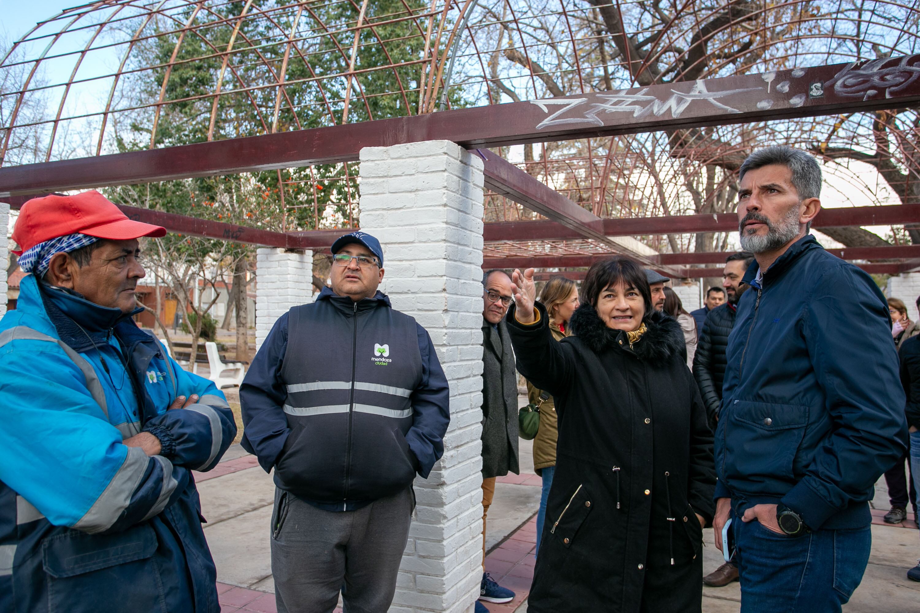 Ulpiano Suarez se reunió con vecinos previo a la remodelación de la plaza Los Constituyentes.