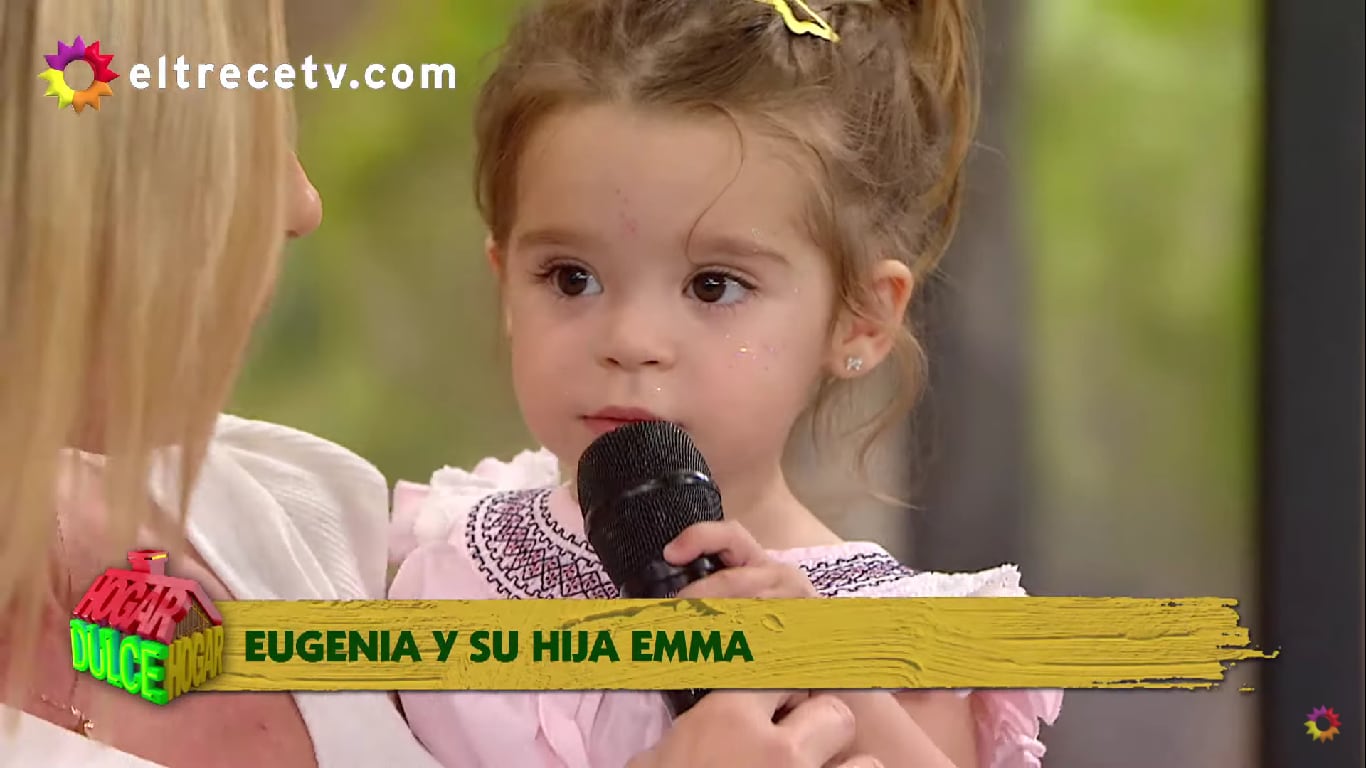 La pequeña tiene apenas dos años y se desenvolvió perfecta frente a la cámara.