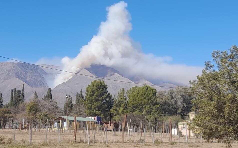 El operativo es complicado por la topografía del lugar y la altura del foco. Foto. Ministerio de Seguridad de Córdoba.