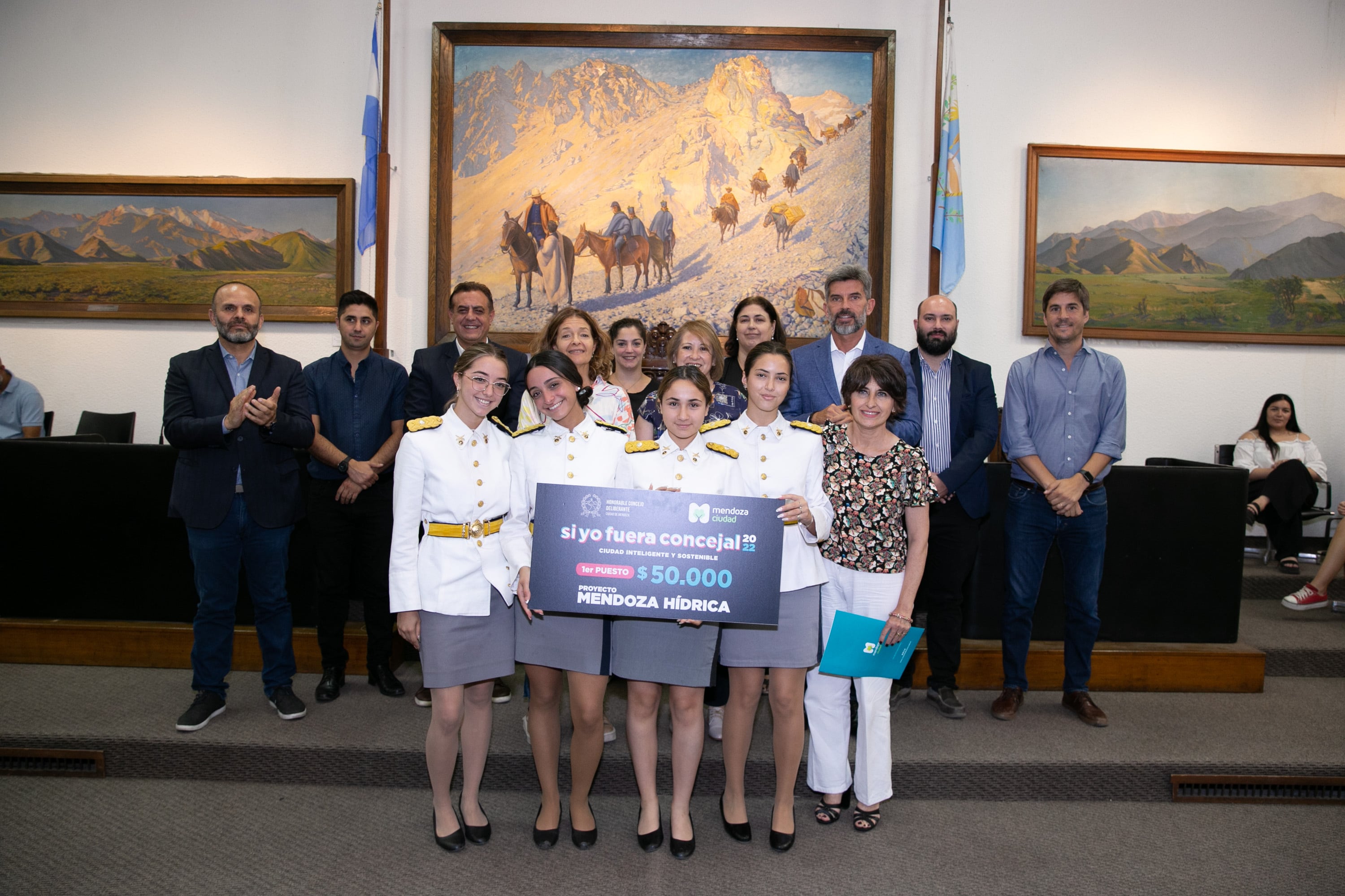 El intendente de la Ciudad premió a los ganadores del concurso “Si yo fuera concejal”. Foto: Prensa Ciudad de Mendoza