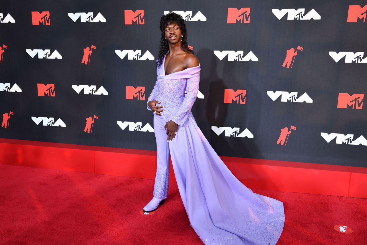 Lil Nas X causó furor llegando a la alfombra roja con un vestido lila largo recubierto de lentejuelas.