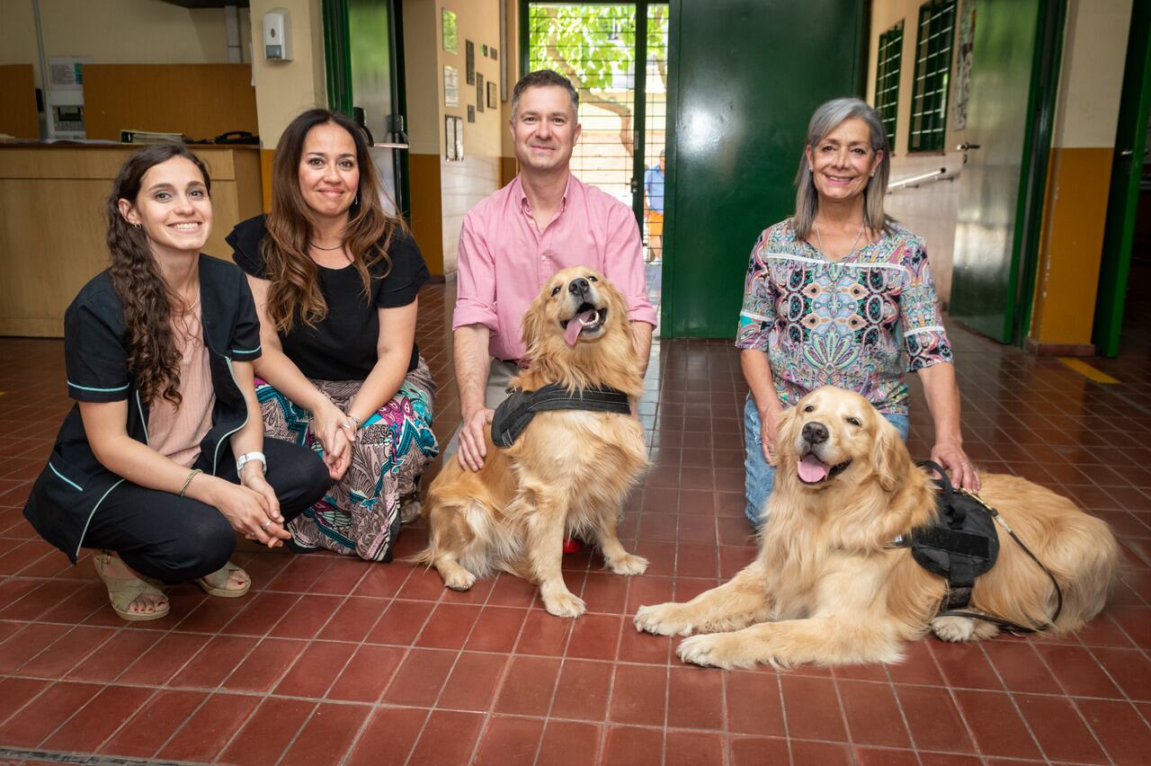 Dolphin y Alaska, los perros que le cambiaron la vida a dos estudiantes con discapacidad. Foto: Ignacio Blanco / Los Andes