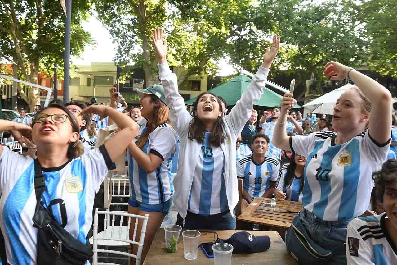 Hinchas de la selección Argentina de viendo el partido de Argentina vs. Paises Bajos en bares de la Arístides Villanueva de Ciudad 
Foto: José Gutierrez / Los Andes 