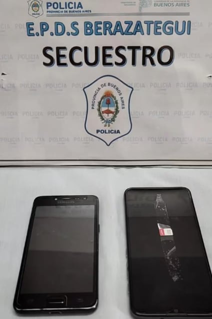 Los celulares secuestrados al preso. Foto: Infobae