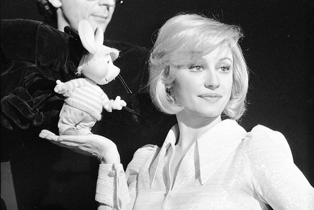 Raffaella Carra y el Topo Gigio, en el programa de televisión Canzonissima, transmitido por RAI1, detrás de ellos uno de los animadores de títeres, Roma, 28 de noviembre de 1974. ANSA