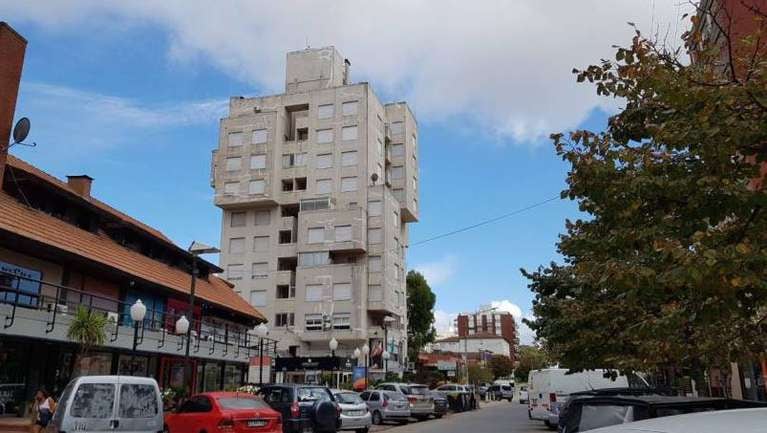 El edifico donde ocurrió la tragedia esta ubicado sobre la calle Constitución, entre Del Libertador y Simbad, en pleno centro de Pinamar. / Gentileza