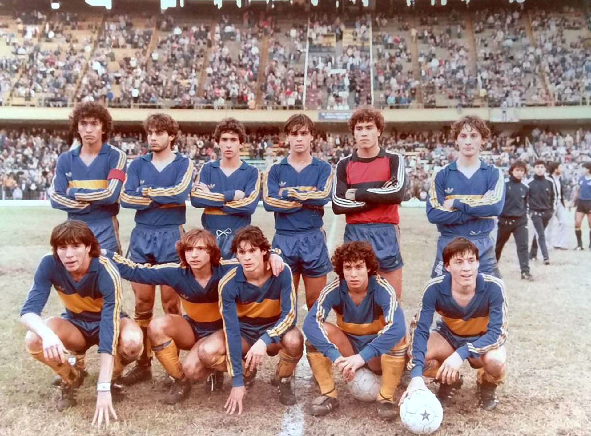 Ese equipo de juveniles: Marco Dos Santos, Rubén Manfredi, Jorge Latorre, Nestor Tessone, Walter Medina y Javier Franco. Agachados: Roberto Fornes, Fabián Peruchena, Gabriel Vales, Denny Ramírez y Gustavo Torres.