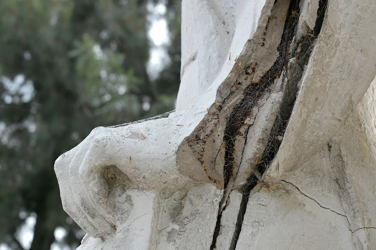 Una emblemática estatua de Dorrego está al borde del derrumbe por fallas estructurales. Foto: Orlando Pelichotti / Los Andes.