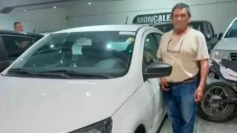 Héctor Aguilar junto a su auto. (Gentileza: El Doce)