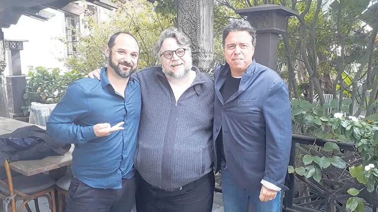 Demián Rugna, Guillermo del Toro y el guionista Sacha Gervasi.