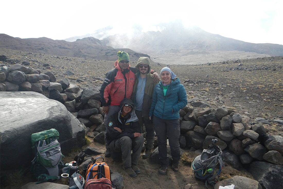 Descubren un posible Observatorio Astronómico y un Centro Ceremonial Inca en el Área Natural Protegida Laguna del Diamante.
Beto Orellano, Agustín Castillo, Jimena Martínez y Sol Zárate